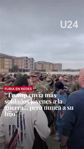🇺🇸⚠️ “Trump manda soldados a la guerra… pero su hijo no está entre ellos” El video que se volvió viral en redes muestra la llegada de nuevos contingentes de jóvenes soldados estadounidenses movilizados en medio de la escalada militar en Medio Oriente. Mientras desfilan uniformados rumbo a bases o despliegues, aparece una frase que encendió el debate: “Trump envía jóvenes a morir por Israel… pero no vemos a Barron Trump”. La referencia apunta al hijo menor de Donald Trump, Barron Trump, que hoy