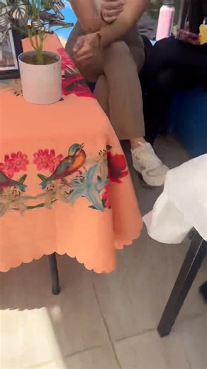 Estudiantes de la Licenciatura en Turismo llevaron a cabo la presentación de su Proyecto Integrador, guiados por las docentes Nadia Eridani Galindo Domínguez y Laura Yaneth Romero Rangel, como parte de las asignaturas Turismo Rural I y Geografía Turística de México. Durante esta actividad, las y los estudiantes expusieron fotografías representativas, platillos tradicionales y trajes típicos de diversas regiones de México, destacando la riqueza cultural, gastronómica y turística del país. Asimism