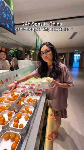Toto ｜ 彤 on Instagram: "Chinese 24H Spas are cheaper than Hotels!🤯 must-try experience-> SAVE THIS!! 📍SuiGuo Hot Spring Life (Shanghai Hongqiao Paradise Walk Store) 💰Price: 292RMB roughly 35€ TIP: Always buy from Da Zhong Dian Ping to get discounts or deals!! if you’re confused which package to buy from Dian Ping you can ask the staff for help🤩 What’s included: -> Hot spring, sauna, lounge areas - Free unlimited cut fruit (e.g. durian, mango, strawberry) -> Free unlimited crazy selection of