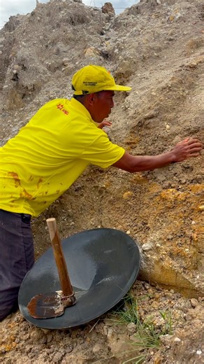 188K views · 836 reactions | Wow, amazing, a mudflow containing gold was found on a river cliff #gold #goldmine #goldprospecting #goldprospector #goldhunting #golddust | Nepri Andries Tambang Emas | Facebook