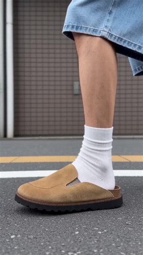 夏はもうすぐそこ！そんな夏にぴったりのジーンズをご紹介します。ゆったりとしたストレートレッグのデニムショートパンツです。カジュアルで快適、そして着こなしやすいのが魅力。伸縮性のあるデニム素材を使用し、レギュラーストレートレッグカットを採用。リラックスした着心地がお好みの方に最適です。#ジーンズ #カジュアル #夏服