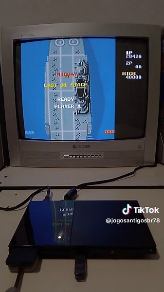 Capcom Classics Collection 2005 PlayStation 2 Capcom Classics Collection é uma coletânea de jogos de Arcade,desenvolvida e publicada pela Capcom para PlayStation 2 e Xbox,em 2005. 1942 é um jogo de tiro com rolagem vertical da Capcom, originalmente produzido para fliperamas em 1984. Posteriormente, foi portado para NES, MSX, Amstrad CPC, ZX Spectrum, NEC PC-8801, Commodore 64 e Game Boy Color. Foi incluído como parte da Capcom Classics Collection para Xbox e PlayStation 2 em 2005. 1942 é o prime