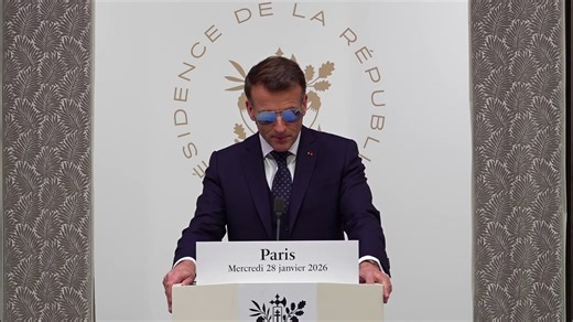 "Vu l'état de la France, pas de place pour le théâtre": Macron ne range pas ses lunettes de soleil et agace