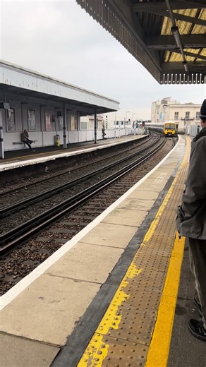 Southeastern Class 465 coming into brixton station, filmed 21/12/2025 Last train video i ever recorded in 2025, all the next ones are gonna be made in 2026, goodbye 2025, i hope that 2026 will be a new and even better year for bashing and trainspotting #trainspotting #delta_rail57 #southeastern #brixton #class465networker
