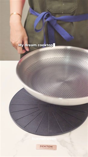 My dream kitchen upgrade is finally here ✨🔥 The first Invisacook in the Philippines — an invisible stovetop right on my kitchen island! 👀💫 I still can’t believe I’m cooking on this… the future is now, Kweenatics! 🐝🍳 Would you want this in your kitchen too? 👀✨ #Invisacook #InvisibleCooktop #KitchenIsland #KitchenGoals #SmartKitchen #Dekton | Kusina Kween