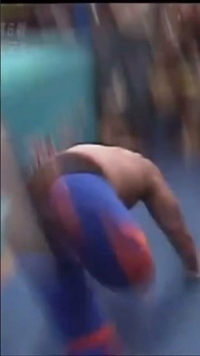 ヘビー級の四次元殺法を場外のデビアスに放つも不発に終わるタイガーマスク