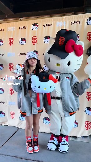 Go @San Francisco Giants! 🧡⚾️🖤 #hellokittynight #hellokitty50th #baseball #mlb