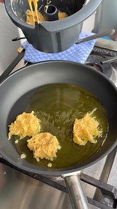 Hier mein Rezept für euch also abspeichern und für mehr gerne folgen 😇 Rezept – Reibekuchen • 1,5 kg Kartoffeln, grob reiben • 1–2 Zwiebeln, fein reiben • 2 Eier • ca. 1,5 EL Mehl • Salz, Pfeffer • Prise Muskat (optional) • Pflanzenöl zum Braten Zubereitung: 1. Geriebene Kartoffeln kurz ausdrücken, damit sie nicht wässern. 2. Mit Zwiebeln, Eiern, Mehl, Salz, Pfeffer & Muskat mischen. 3. Öl in der Pfanne erhitzen. 4. Kleine Portionen Teig hineingeben, flachdrücken und bei mittlerer Hitze von bei