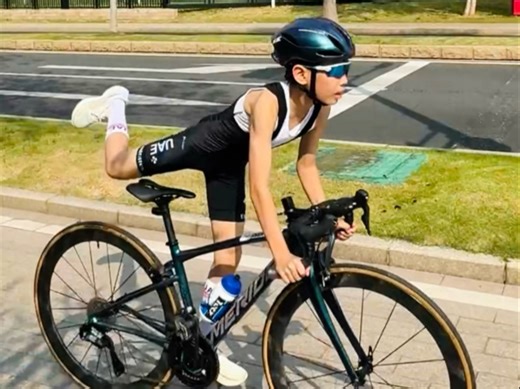 【半成品的上下车练习】上下车是铁三换项的一个环节，学会飞身上下车（flying mount）可以节省好几秒时间。接下来的周末要彻底掌握了，还要学会在车上穿锁鞋