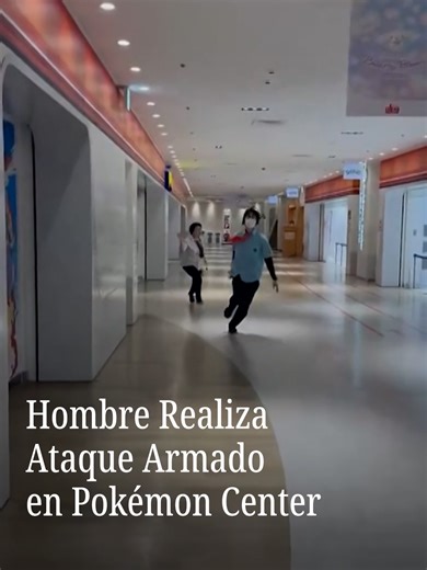 Un hombre con un cuchillo entró a una tienda Pokémon en el centro de Tokio, apuñaló mortalmente a una dependienta y después se quitó la vida. Los hechos ocurrieron en Sunshine City, un concurrido centro comercial, que fue evacuado. La víctima fue una mujer de 20 años que recibió una puñalada en el cuello. Tanto la mujer como el agresor fueron trasladados en ambulancia a un hospital, pero ambos murieron durante el traslado. #viralnmás #Japon #pokemon #pokemoncenter #tokio