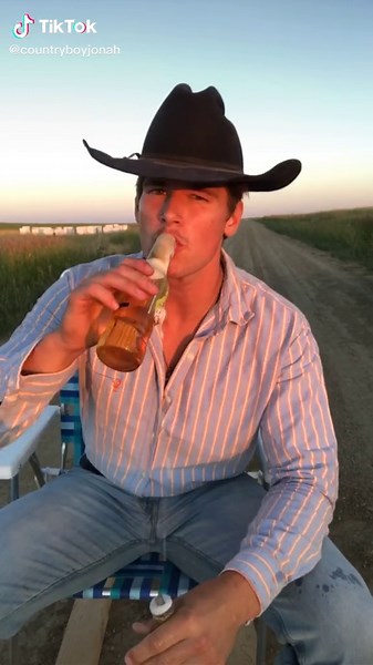 Howdy partner @thatpineapplegirl #countryboys #countryboy