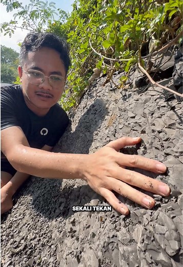 ada yang pernah lihat batu ini? siapa sangka ternyata batu rapuh hitam ini dulunya lumpur di area miskin oksigen yang tertmbun ratusan meter jauhnya dibawah permukaan