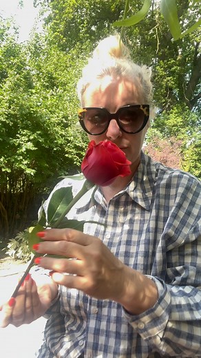 Lazy Sundays in the sun flexing the most beautiful red roses for tomorrows event for @dressyourdaydream 🌹 I’ve sped this right up but this is a little taster of how long it can take to flex a rose! #redroses #flexedroses #floralinstallation #redrosewedding #eventflorist #ukflorist #berkshireflorist #surreyflorist #reflexrosetutorial | Two Little Birds