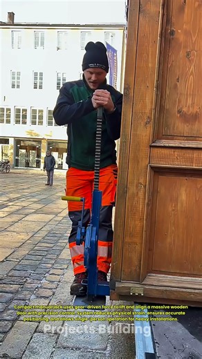 Heavy Door Lifted Smoothly Using Compact Mechanical Jack System