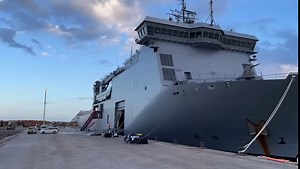 WATCH🎬 HMNZS Canterbury unloads supplies at Napier Port. These supplies will reach communities in need after the devastation of Cyclone Gabrielle. For the latest updates ➡️ nzdf.mil.nz/cyclone-gabrielle #NZNavy #Force4NZ | Royal New Zealand Navy