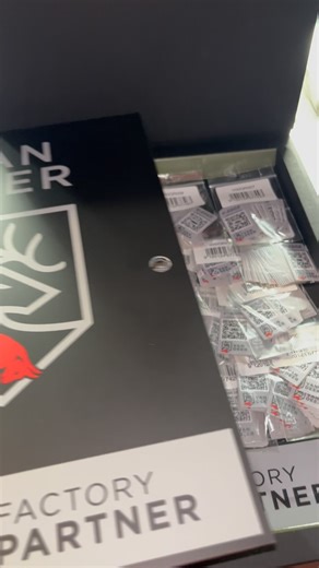 Austria Sport | Malden on Instagram: "𝐎𝐟𝐟𝐢𝐜𝐢𝐚𝐥 𝐅𝐚𝐜𝐭𝐨𝐫𝐲 𝐓𝐮𝐧𝐢𝐧𝐠 𝐏𝐚𝐫𝐭𝐧𝐞𝐫 𝐯𝐚𝐧 @vandeer_redbull_sports 🏁🎿 Laat je VAN DEER ski’s slijpen volgens de officiële fabrieksinstellingen, met Wintersteiger V-Edge technologie. Zo ski je met exact dezelfde afwerking en performance als Marcel Hirscher ⛷️🔥 ✨ Exclusief bij ons – als enige in de Benelux bieden wij deze officiële factory tuning aan. #VanDeerRedBullSports #FactoryTuning #SkiService #SkiOnderhoud #Wintersteiger #VEdg