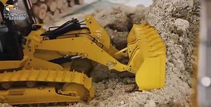8K views · 200 reactions | Some loading action with the hydraulic CAT 963D loader in 1/14 scale , built tough and ready for heavy duty action 朗 #hydraulic #RC #construction #hydraulicrc #truck #rchobby #loader | Toucanhobby RC Model | Facebook