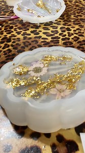 Perfect molds start with the right pour! Stir slowly, layer carefully, and let your flowers float beautifully. 🌸 | LittleLee and Rose