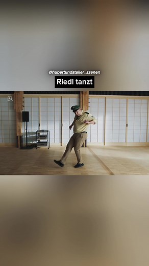 Riedl tanzt aus Folge 191 „Der Tod tanzt aus der Reihe” (Staffel 13, Episode 3, 2025) © ARD/BR #HubertundStaller #HubertohneStaller #PaulSedlmeir #MitsouJung #fyp