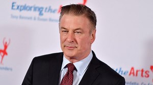 Tir mortel sur le tournage de "Rust" : Alec Baldwin visé par une plainte pour "négligence"