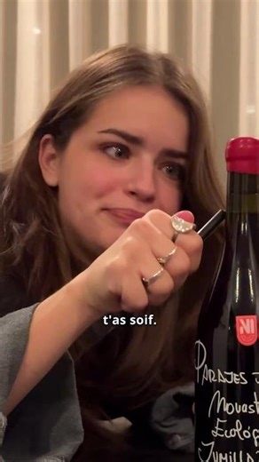 Qui a déjà essayé d’ouvrir une bouteille sans tire-bouchon ?! #humour #vin #qc ￼