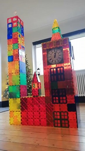 12 o clock chimes at Big Ben and the Houses of Parliament