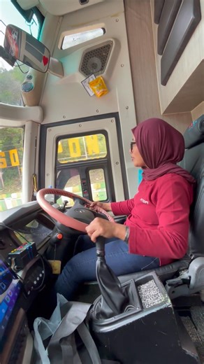 Tutorial on how to operate the gear when the bus is on the road