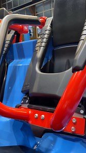 🗣️"Man sitzt hervorragend in diesen Zügen!" Björn, technischer Leiter der Fahrgeschäfte, zeigt Dir warum Deine nächste Runde Big Loop noch besser wird als zuvor. Freu Dich schon jetzt auf Deine nächste Fahrt durch die Loopings! | Heide Park Resort