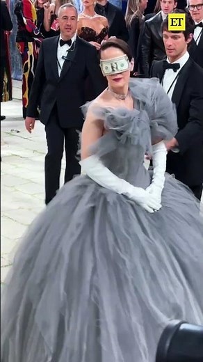The way Sarah Paulson is literally this emoji 🤑 at the #MetGala! #sarahpaulson