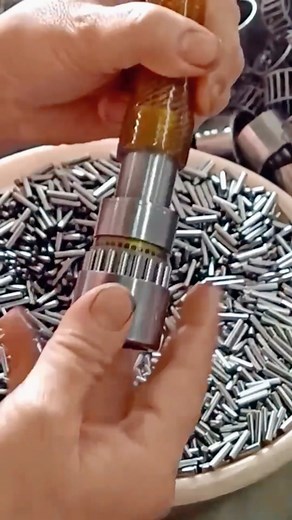 #needlebearing how to feed the rollers for a drawn cup bearing?#needlebearings #bearing #rollerbearings #needlerollerbearing