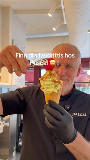 Hos Pascal kan du selv komponere din is og sorbet med de herligste smaker. Kjeks eller beger?