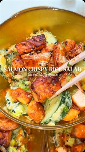 ELLIE WILSON | FITNESS on Instagram: "STFU - THIS IS TOO GOOD !! 🤤 THE VIRAL CRISPY RICE SALAD ~ salmon version MACROS PER SERVE ✨ 494 Calories | 31g Protein 47g Carbs | 23g Fat INGREDIENTS (makes 3 serves) 🍚 CRISPY RICE - 250g Basmati Rice COOKED - 1/2 Tsp Dark Soy Sauce - 1.5 Tsp Sesame Oil - 1 Tsp Light Soy Sauce - 1 Tsp Crispy Chilli Oil 🍣 SALMON - 280g Tasmanian Salmon Fillets (skin off) - 1 Tbsp Light Soy Sauce - 1 Tsp Garlic Powder - 1/2 Tsp Smoked Paprika - Salt 🌶️ SWEET CHILLI SAUCE