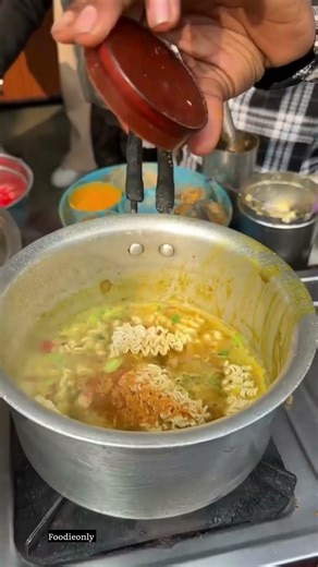 Street Style Maggie Making 😍 #shorts #steetfood