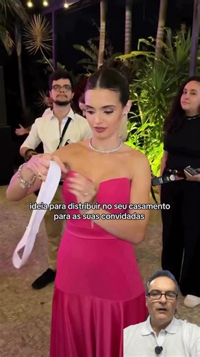 Top Mais Dicas - Guia Pratico on Instagram: "Veja que ideia simples e genial 👗✨ Para ninguém ficar desconfortável na festa, ela teve a sacada de entregar elásticos para os convidados, permitindo ajustar o vestido na hora de dançar. Resultado: mais liberdade, mais conforto e ninguém precisando segurar roupa ou deixar de aproveitar a pista. É aquele detalhe pequeno que faz toda a diferença na experiência de quem está no evento. 👉 Você já tinha visto uma solução assim? Usaria numa festa? #fblifes