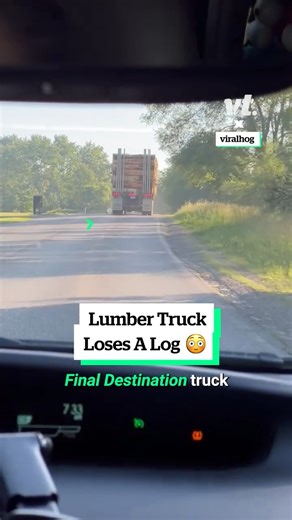 This lumber truck lost one of its logs 😳 🎥: ViralHog | VT