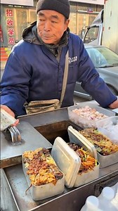 东北街边的铁盒饭#vlog十亿流量扶持计划 #街边小吃 #抖音美食推荐官 #地方特色美食 #路边摊美味