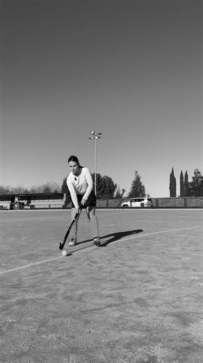 SIMBRA productos que potencian tu Hockey on Instagram: "Seguro esto te paso alguna vez⚠️ Dos errores que arruinan tu pegada de derecho… y seguro los estás haciendo. Descubrí cómo corregirlos rápido y fácil junto a Simbra🏑🩷"