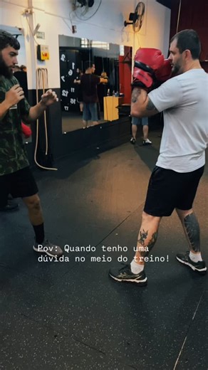 Boxe Training on Instagram: "No meio do treino, surge a dúvida. E pode perguntar!!! Numa escola de combate, o professor responde com conhecimento, não com grito. Cada ajuste ensina a lutar melhor, não só mais forte. Aqui, pensar também é parte do combate. 🥊 #boxecuritiba #boxe #curitiba #centrodecuritiba #boxetraining"