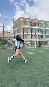 Etiqueta a esa persona que siempre se le corre la cancha. 🤣🤣🤣🤦🏻‍♀️ 🙋🏻‍♀️ #futbol #ffotball #soccer #soccerchallenge #futsal | La chica del balón