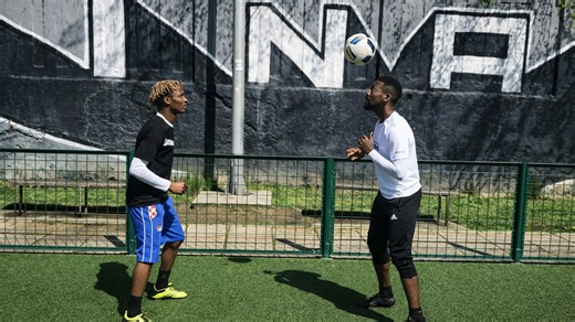 Heading technique used by top football players