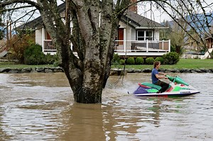 Crews shore up levee after scare near Seattle amid Washington state flooding