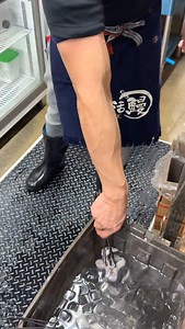 【土井活鰻】 @京都：金閣寺道駅から徒歩4分 香ばしく炭火で焼き上げた鰻重を食べられるお店。 一匹まるまる鰻を焼き上げた「極上一匹鰻重」はボリューム抜群で、秘伝のタレを全身に纏った鰻はパリッとした食感でジューシー！ 毎朝店内で捌いた新鮮な鰻を取り扱っており、伏見稲荷や祇園八坂にも店舗があります！ 極上一匹鰻重は5600円 ひつまぶしも提供されています！ ⏰11:00〜20:00 🏪不定休 📍京都府京都市北区衣笠街道町13 2F #京都グルメ #京都ランチ #伏見稲荷グルメ | むにぐるめ（唯一無二の絶品グルメ）