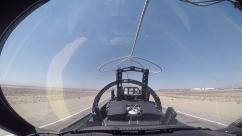 Riprese dalla cabina di pilotaggio di un T-7A Red Hawk in volo