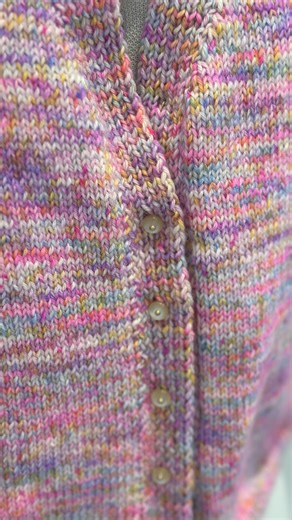 Mathilde | Books & Inspiration on Instagram: "✨ Fait main & coup de cœur ✨ Je vous présente mon nouveau pull, fraîchement tombé des aiguilles 🧶 Le modèle César de @phildar_officiel, tricoté avec la laine @dropsdesign Fiesta : douce, colorée juste comme il faut et hyper agréable à travailler. Un pull confortable, chaud, et parfait pour les journées fraîches où on a juste envie de s’emmitoufler avec un livre et un chocolat chaud ! ☕📖 Clairement le genre de pièce qu’on ne veut plus quitter une fo