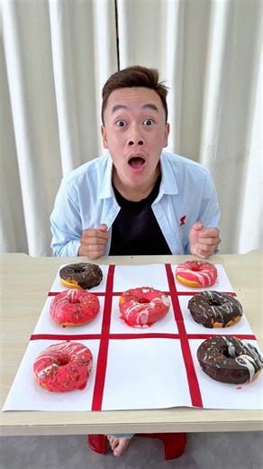 How to win Donut tic - tac - toe against your sibling?😂 ドーナツ三目並べで兄弟に勝つにはどうすればいいですか?😂