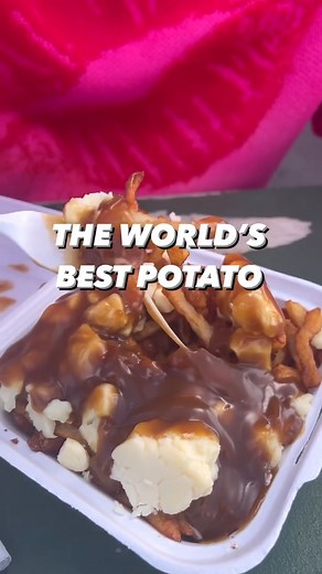 I couldn’t be in North America without trying an AUTHENTIC Canadian poutine 🇨🇦🥔 #potato #potatoes #poutine #quebec #canada #montreal #foodreview #foodratings #foodtour #hungry #foodvlog #spuds #carbs #gravy | Poppy Cooks