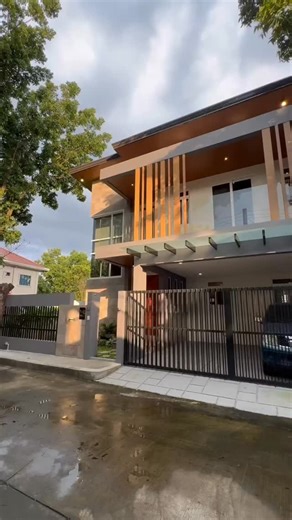 𝐌𝐎𝐃𝐄𝐑𝐍 𝐓𝐑𝐎𝐏𝐈𝐂𝐀𝐋 𝐇𝐎𝐌𝐄 𝐖𝐈𝐓𝐇 𝐉𝐀𝐂𝐔𝐙𝐙𝐈 𝐅𝐎𝐑 𝐒𝐀𝐋𝐄 📍Located inside a secured subdivision near Landers , Marquee and NLEX toll Plaza Angeles City Pampanga 180sqm lot area 260sqm floor area Features: • 4 bedrooms • 4 bathrooms • Staff room • Living area • Dining area • Service kitchen • Balcony • Garden • Laundry area • Furnished • 2 carport • Jacuzzi 𝐒𝐞𝐥𝐥𝐢𝐧𝐠 𝐏𝐫𝐢𝐜𝐞 ₱16,900,000 Cash or Bank Financing 𝐋𝐈𝐕 𝐑𝐄𝐀𝐋𝐓𝐘 𝐂𝐎𝐑𝐏. Licensed Real Estate Broker 