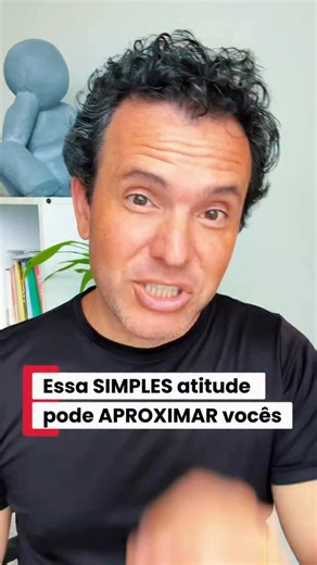 Vitor Paese on Instagram: "Leia 👉 Se a rotina esfriou a conexão, existe uma atitude simples que pode mudar tudo. A solução não é uma grande viagem ou um presente caro. É usar a bússola do seu relacionamento: a memória de como tudo começou. Lembrar do início não é nostalgia. É resgatar a admiração, a leveza e o “porquê” vocês se escolheram em primeiro lugar. É o combustível para resolver os desafios de hoje. ✨ Envie este vídeo para a pessoa com quem você começou essa jornada e pergunte: “Você le