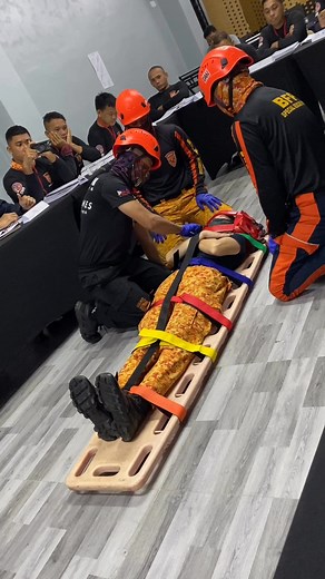 451K views · 9.6K reactions | Immobilising a Patient on a backboard 1. Stabilizing the patient’s head 2. Place cervical collar 3. Rotate the patient onto the backboard 4. Inspect the patients back 5. Centre the patient on the backboard 6. Immobilized the patient onto the backbone 7. Check pulse, motor function and sensation after immobilizing the patient. | Castillo Menard | Facebook