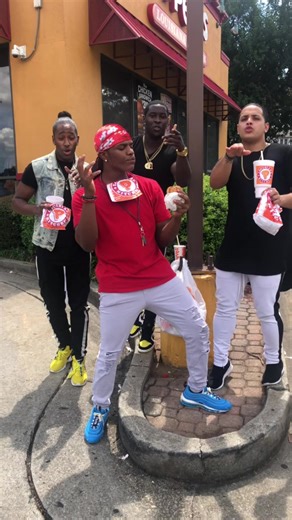 #Popeyes Chicken Sandwhich 😫😫 #foryou #food #funny #music #comedy #singing #foryoupage #tiktok